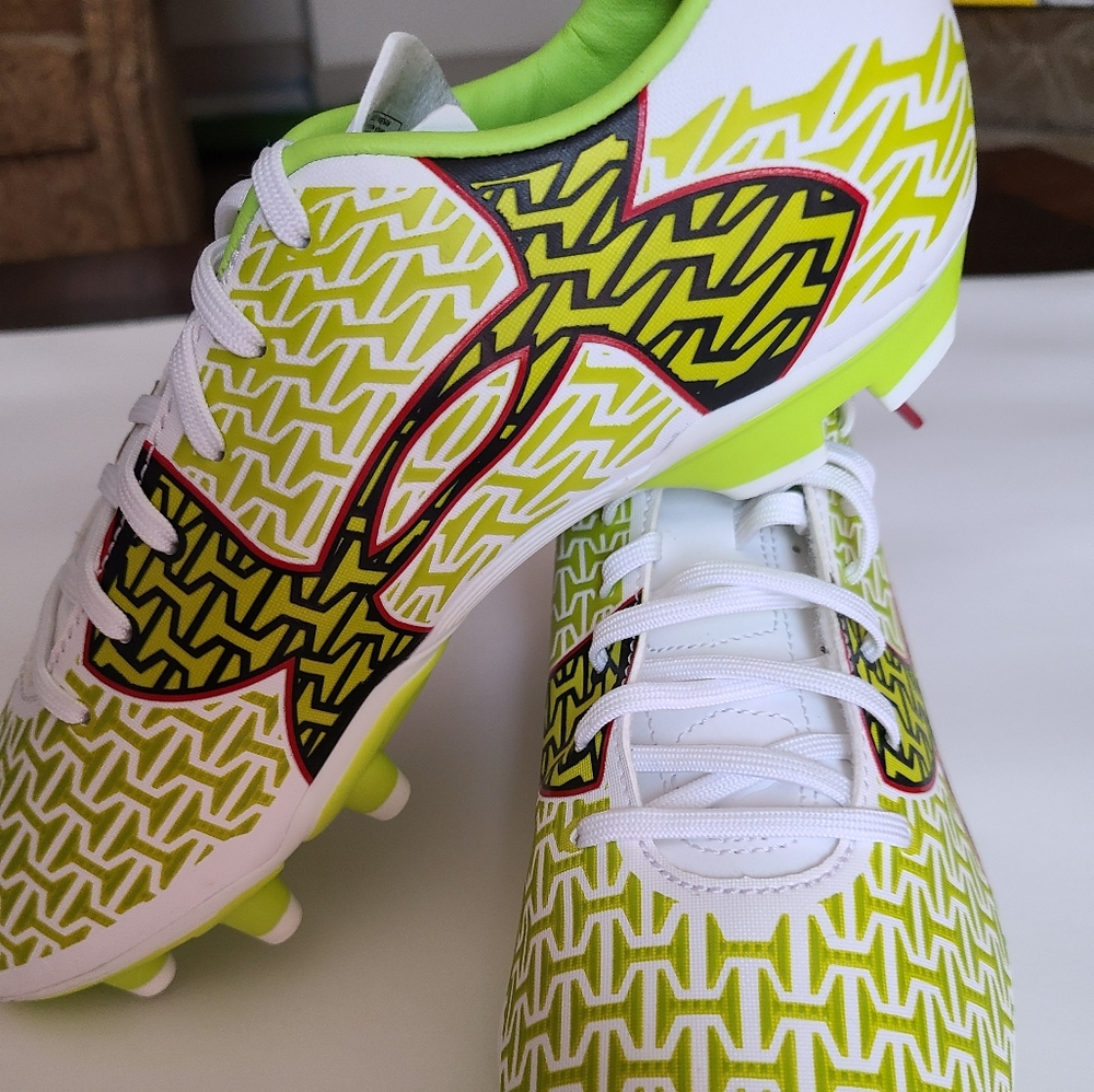 NIB UNDER ARMOUR YOUTH CLEAT 7.5